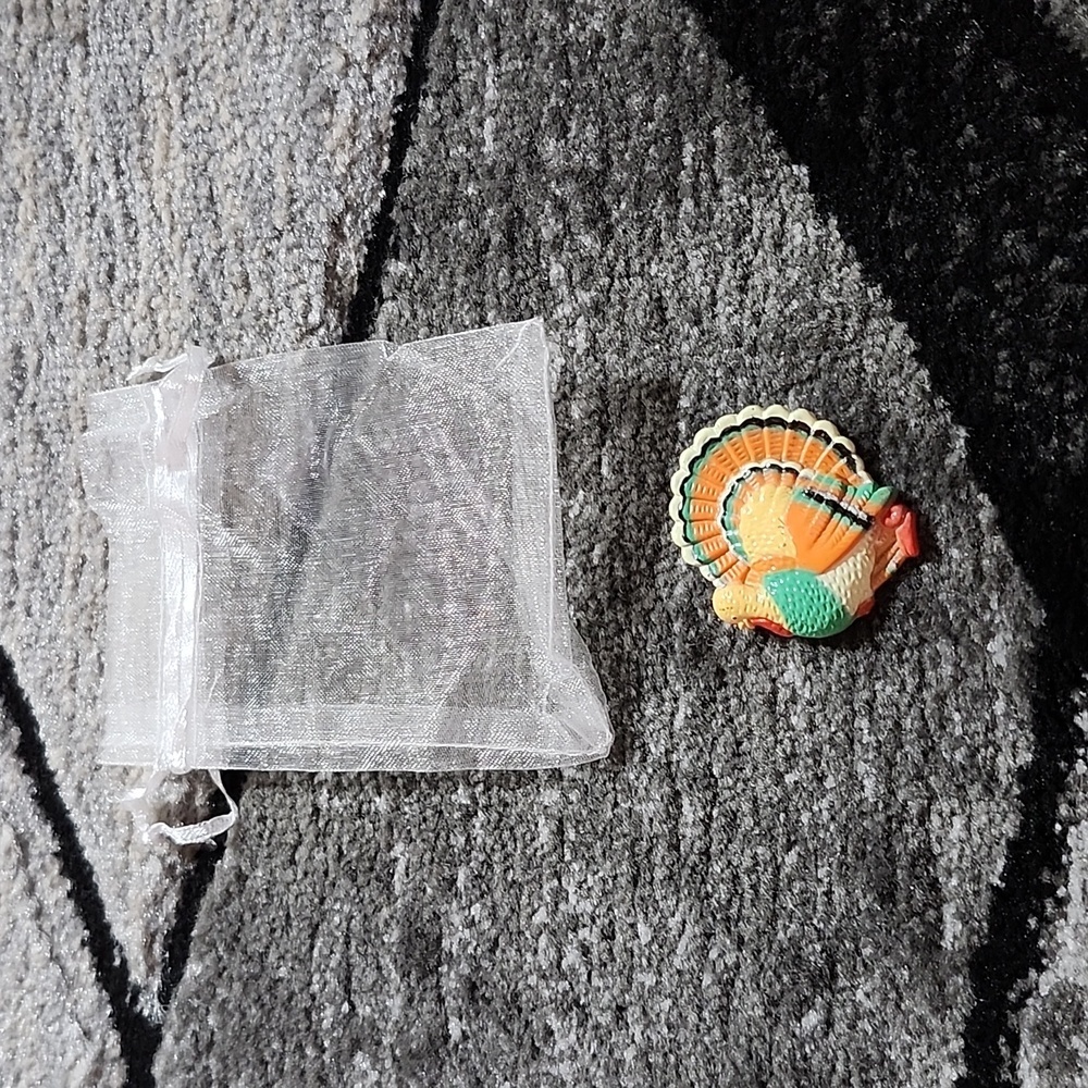 VINTAGE GIBSON GREETINGS THANKSGIVING GOBBLE TURKEY PLASTIC PIN BROOCH